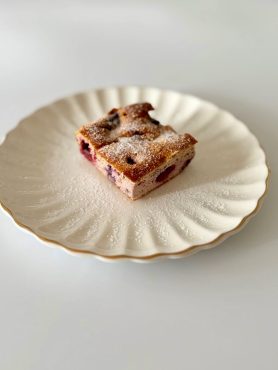 Magas, szaftos áfonyás-meggyes túrós sütemény görög joghurttal, mandulalisztből és zablisztből sütve.