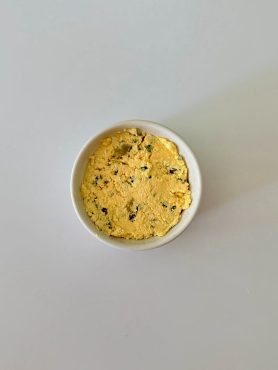 Krémes ricottás tojáskrém csemege uborkával és snidlinggel, teljes kiőrlésű kenyérre kenve, fehérjedús és IR-barát reggelihez.