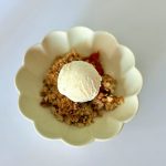 Aranybarnára sült sárgabarackos morzsasüti zabpehelyből és mandulalisztből készült ropogós crumble réteggel, cukormentesen.