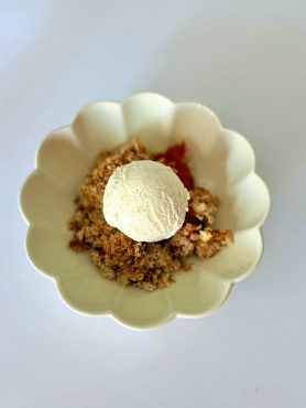 Aranybarnára sült sárgabarackos morzsasüti zabpehelyből és mandulalisztből készült ropogós crumble réteggel, cukormentesen.