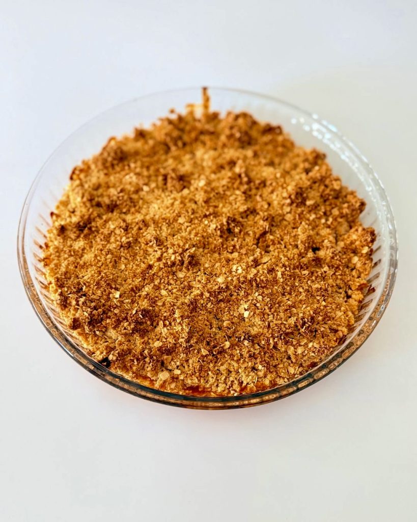 Aranybarnára sült sárgabarackos morzsasüti zabpehelyből és mandulalisztből készült ropogós crumble réteggel, cukormentesen.