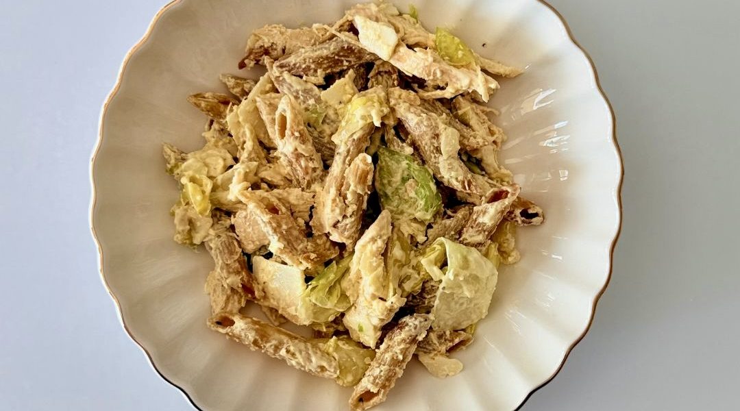 Cézár tésztasaláta sült csirkemellel, ropogós teljes kiőrlésű pennével, görög joghurtos öntettel és parmezán forgácsokkal.