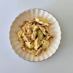 Cézár tésztasaláta sült csirkemellel, ropogós teljes kiőrlésű pennével, görög joghurtos öntettel és parmezán forgácsokkal.
