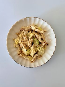 Cézár tésztasaláta sült csirkemellel, ropogós teljes kiőrlésű pennével, görög joghurtos öntettel és parmezán forgácsokkal.