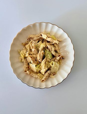 Cézár tésztasaláta sült csirkemellel, ropogós teljes kiőrlésű pennével, görög joghurtos öntettel és parmezán forgácsokkal.