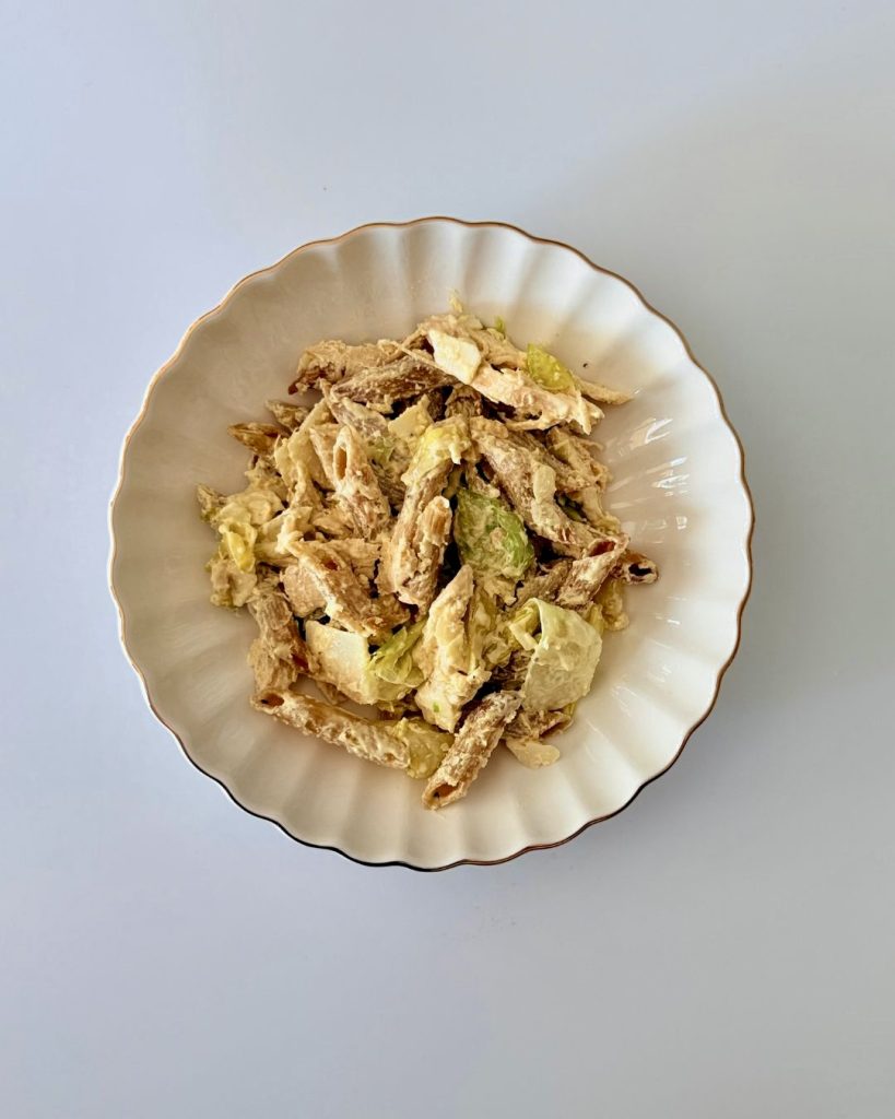 Cézár tésztasaláta sült csirkemellel, ropogós teljes kiőrlésű pennével, görög joghurtos öntettel és parmezán forgácsokkal.