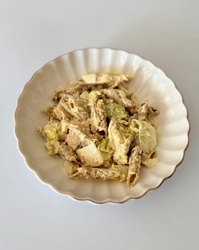 Cézár tésztasaláta sült csirkemellel, ropogós teljes kiőrlésű pennével, görög joghurtos öntettel és parmezán forgácsokkal.