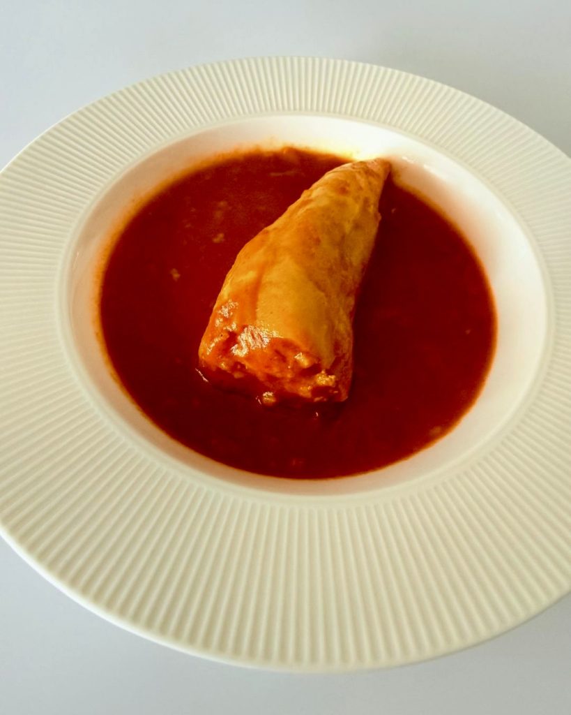 IR-barátabb magyar töltött paprika házi paradicsommártásban, darált húsos-rizses töltelékkel és hagyományos rántással sűrítve.