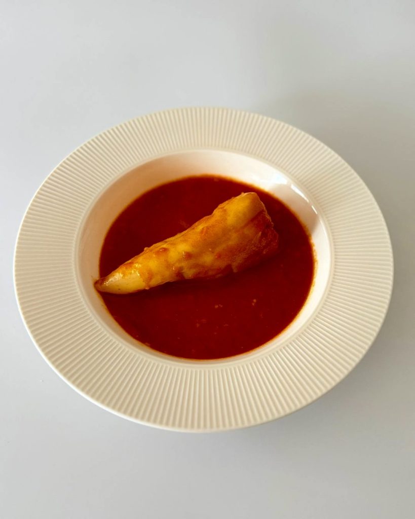 IR-barátabb magyar töltött paprika házi paradicsommártásban, darált húsos-rizses töltelékkel és hagyományos rántással sűrítve.