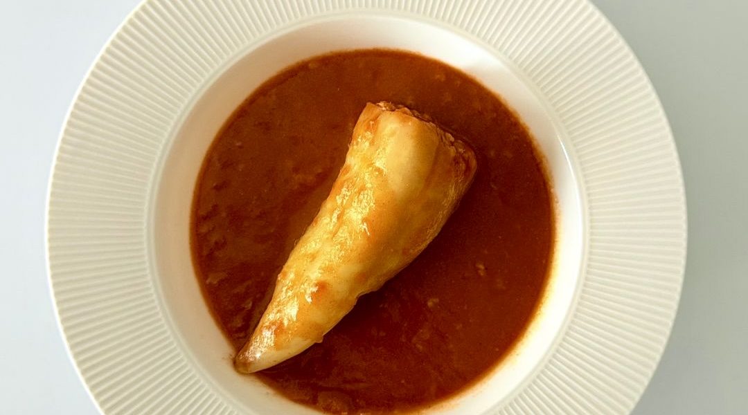 IR-barátabb magyar töltött paprika házi paradicsommártásban, darált húsos-rizses töltelékkel és hagyományos rántással sűrítve.