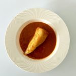 IR-barátabb magyar töltött paprika házi paradicsommártásban, darált húsos-rizses töltelékkel és hagyományos rántással sűrítve.