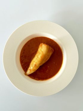 IR-barátabb magyar töltött paprika házi paradicsommártásban, darált húsos-rizses töltelékkel és hagyományos rántással sűrítve.