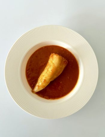 IR-barátabb magyar töltött paprika házi paradicsommártásban, darált húsos-rizses töltelékkel és hagyományos rántással sűrítve.