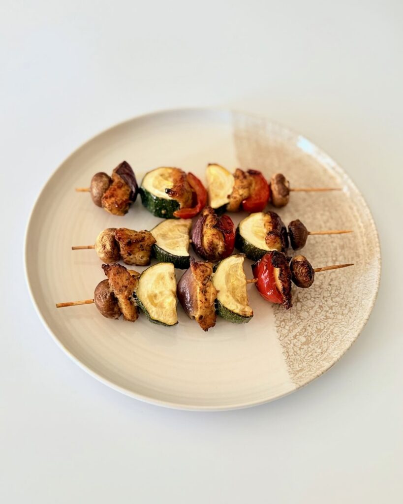 Fűszeres csirke saslik színes zöldségekkel nyárson, grillezve, IR-barát recept