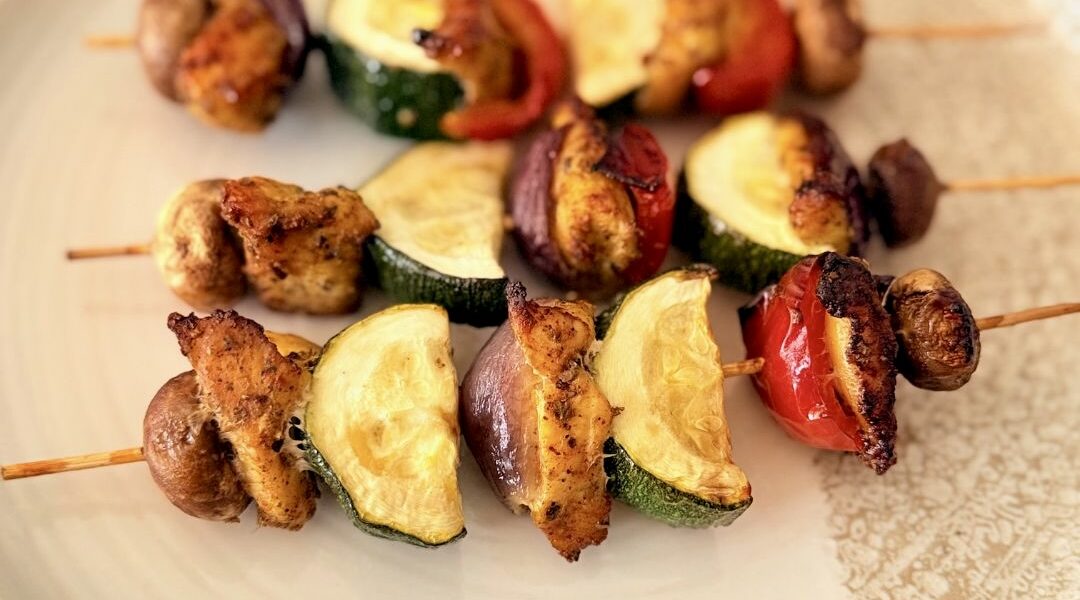 Fűszeres csirke saslik színes zöldségekkel nyárson, grillezve, IR-barát recept