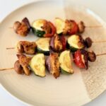 Fűszeres csirke saslik színes zöldségekkel nyárson, grillezve, IR-barát recept