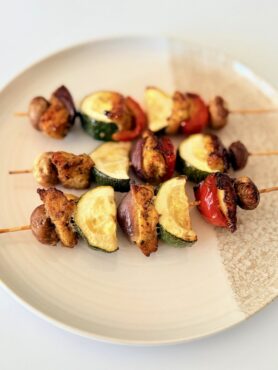 Fűszeres csirke saslik színes zöldségekkel nyárson, grillezve, IR-barát recept