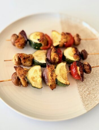 Fűszeres csirke saslik színes zöldségekkel nyárson, grillezve, IR-barát recept