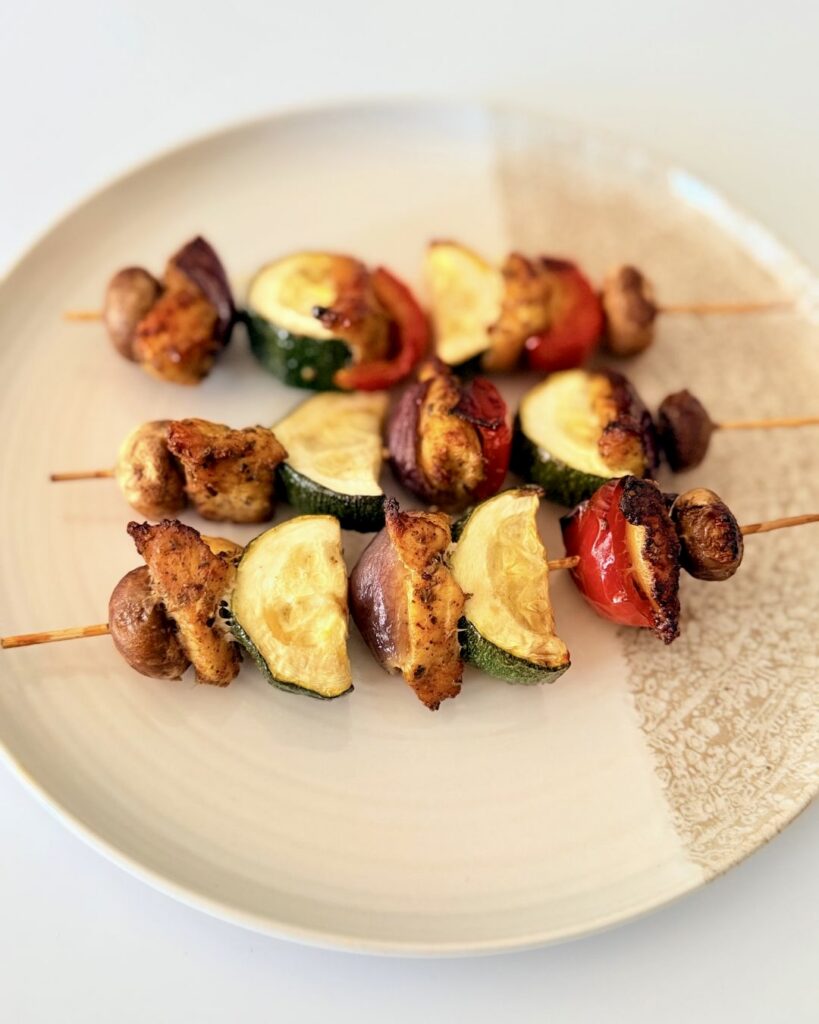 Fűszeres csirke saslik színes zöldségekkel nyárson, grillezve, IR-barát recept