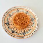 Paradicsomos török bulgur friss petrezselyemmel megszórva, köretként tálalva.