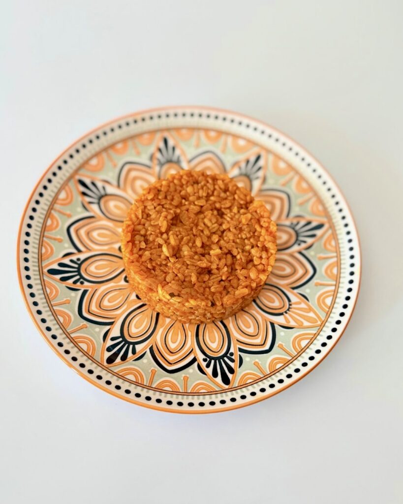 Paradicsomos török bulgur friss petrezselyemmel megszórva, köretként tálalva.