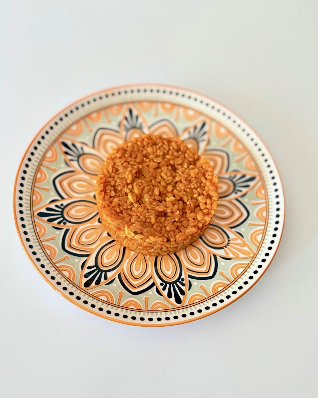 Paradicsomos török bulgur friss petrezselyemmel megszórva, köretként tálalva.