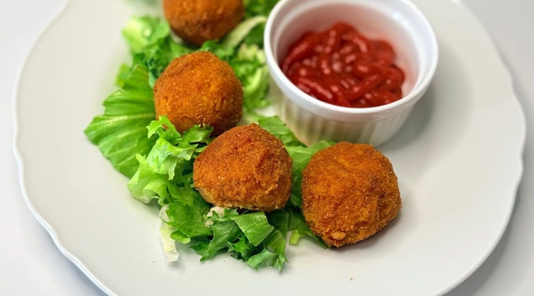Aranybarnára sült, teljes kiőrlésű bundás arancinik mini mozzarellával töltve.