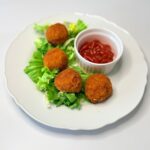 Aranybarnára sült, teljes kiőrlésű bundás arancinik mini mozzarellával töltve.