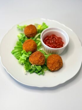 Aranybarnára sült, teljes kiőrlésű bundás arancinik mini mozzarellával töltve.