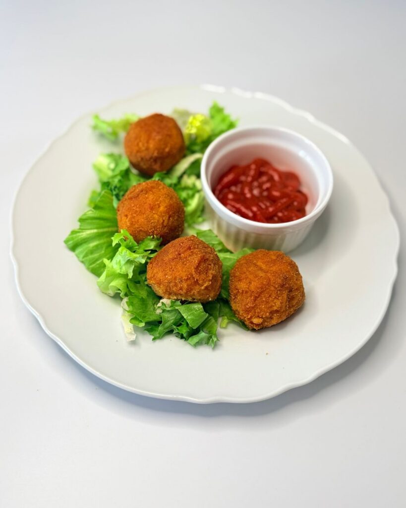 Aranybarnára sült, teljes kiőrlésű bundás arancinik mini mozzarellával töltve.