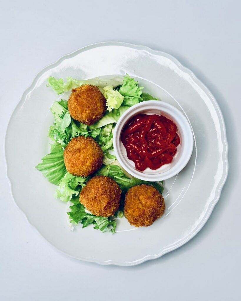 Aranybarnára sült, teljes kiőrlésű bundás arancinik mini mozzarellával töltve.