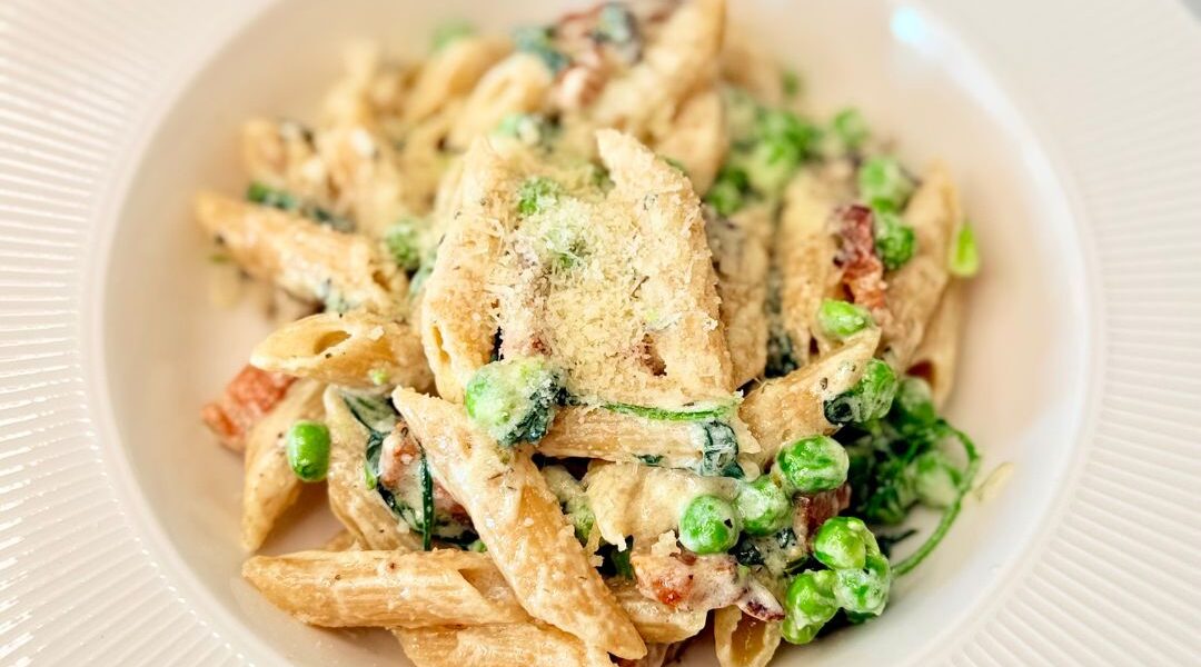 Krémes, tejszínes teljes kiőrlésű penne kolozsvári szalonnával, zöldborsóval, bébi spenóttal és reszelt parmezánnal.