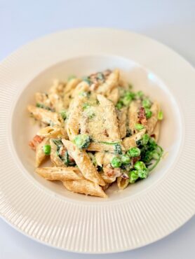 Krémes, tejszínes teljes kiőrlésű penne kolozsvári szalonnával, zöldborsóval, bébi spenóttal és reszelt parmezánnal.
