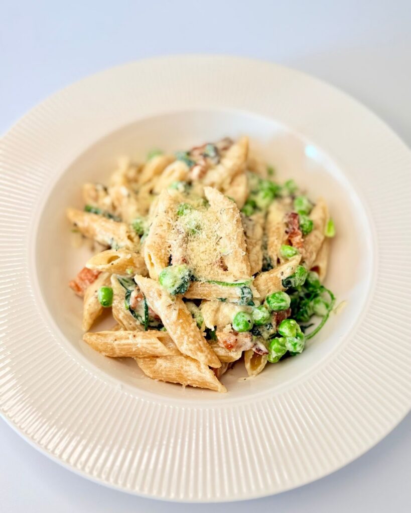 Krémes, tejszínes teljes kiőrlésű penne kolozsvári szalonnával, zöldborsóval, bébi spenóttal és reszelt parmezánnal.