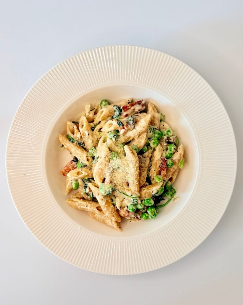 Krémes, tejszínes teljes kiőrlésű penne kolozsvári szalonnával, zöldborsóval, bébi spenóttal és reszelt parmezánnal.