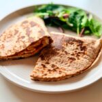 Ropogós teljes kiőrlésű tortilla mediterrán omlettel, fetával, aszalt paradicsommal és bébi spenóttal.