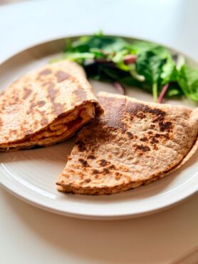 Ropogós teljes kiőrlésű tortilla mediterrán omlettel, fetával, aszalt paradicsommal és bébi spenóttal.