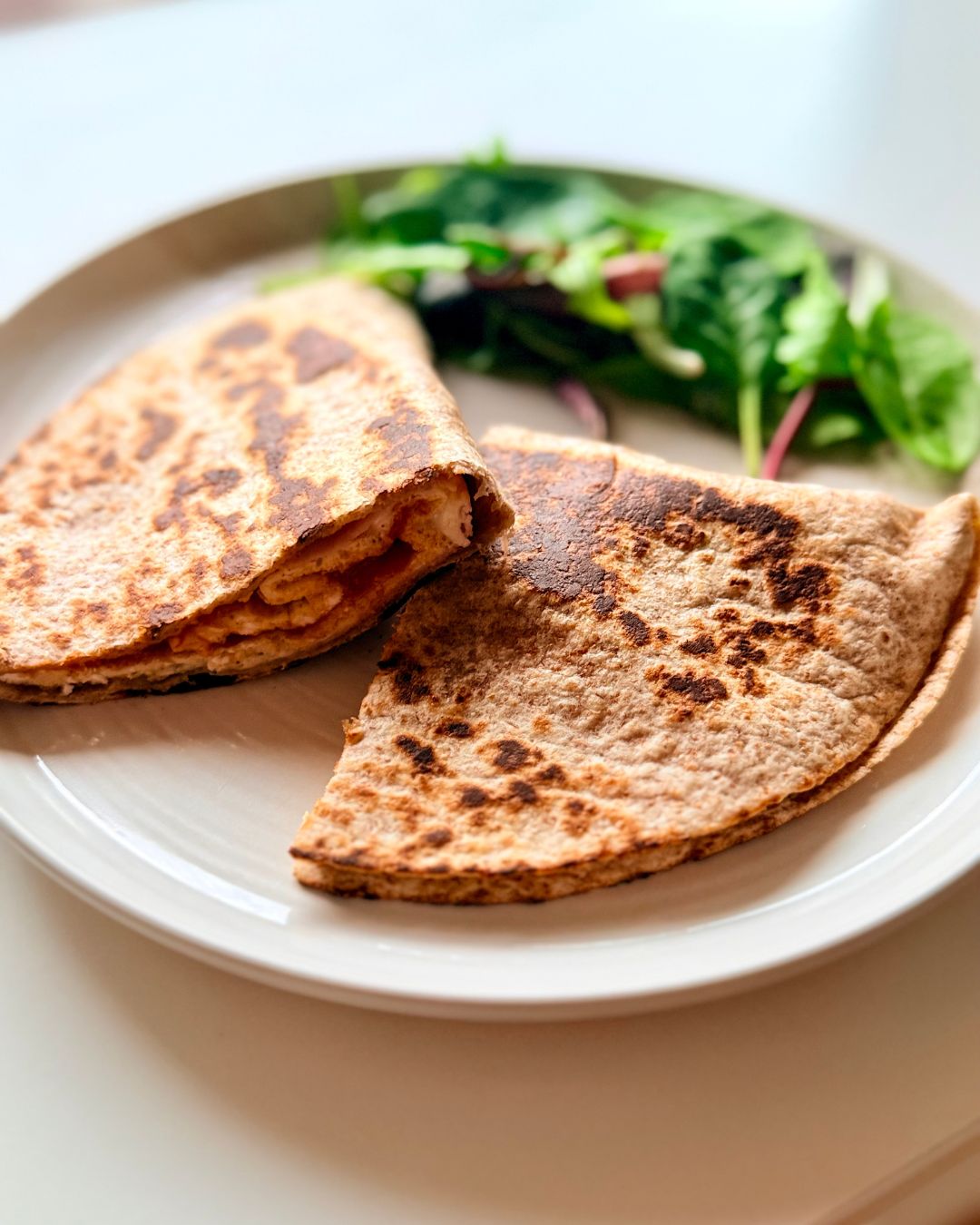Ropogós teljes kiőrlésű tortilla mediterrán omlettel, fetával, aszalt paradicsommal és bébi spenóttal.