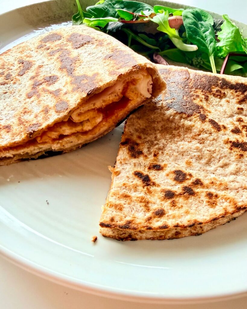 Ropogós teljes kiőrlésű tortilla mediterrán omlettel, fetával, aszalt paradicsommal és bébi spenóttal.