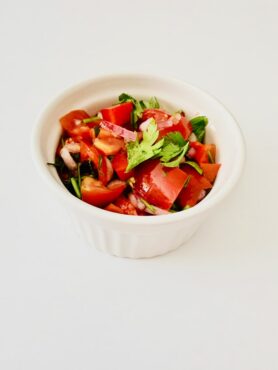 riss házi pico de gallo paradicsomból, lilahagymából, kaliforniai paprikából, korianderrel és lime-mal.