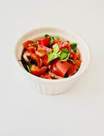 riss házi pico de gallo paradicsomból, lilahagymából, kaliforniai paprikából, korianderrel és lime-mal.