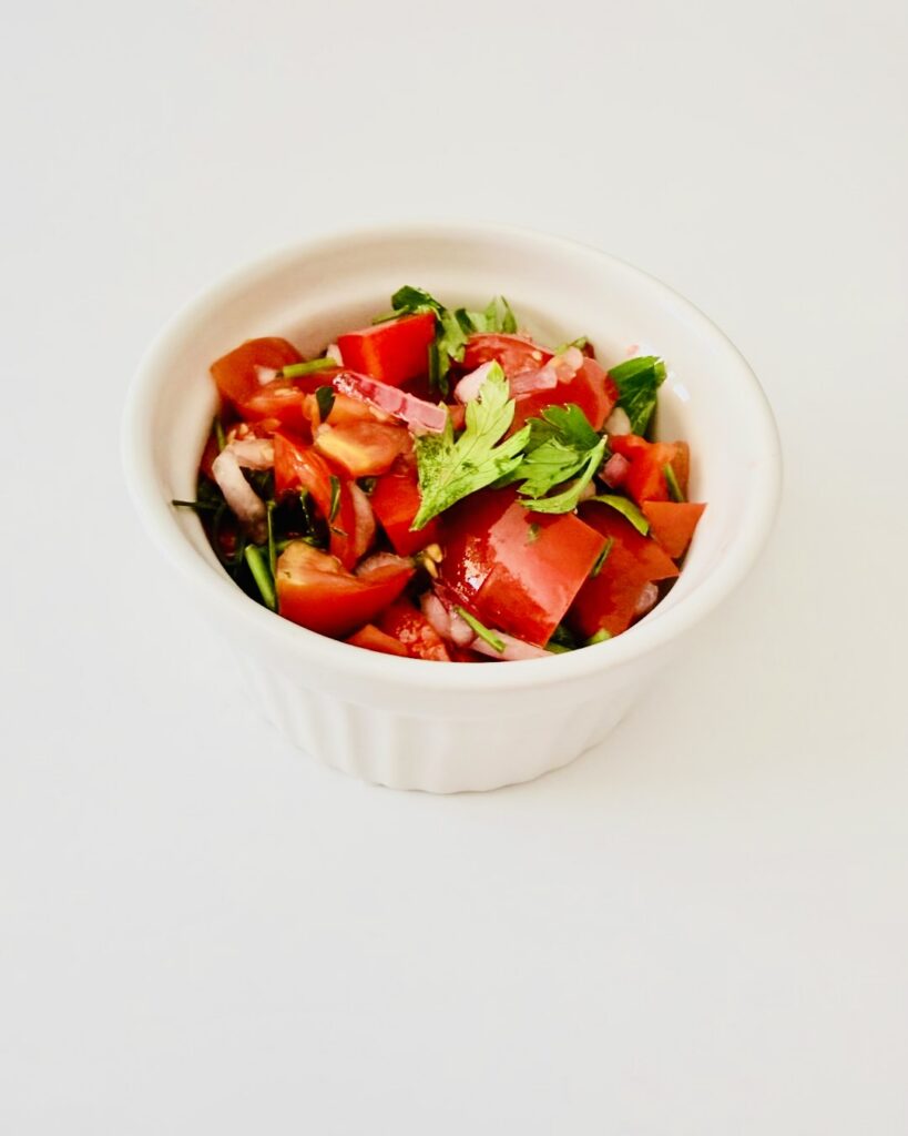 riss házi pico de gallo paradicsomból, lilahagymából, kaliforniai paprikából, korianderrel és lime-mal.