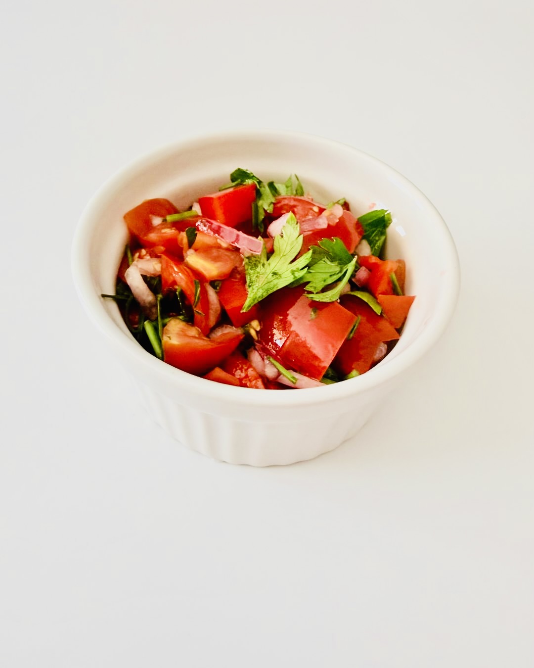 riss házi pico de gallo paradicsomból, lilahagymából, kaliforniai paprikából, korianderrel és lime-mal.