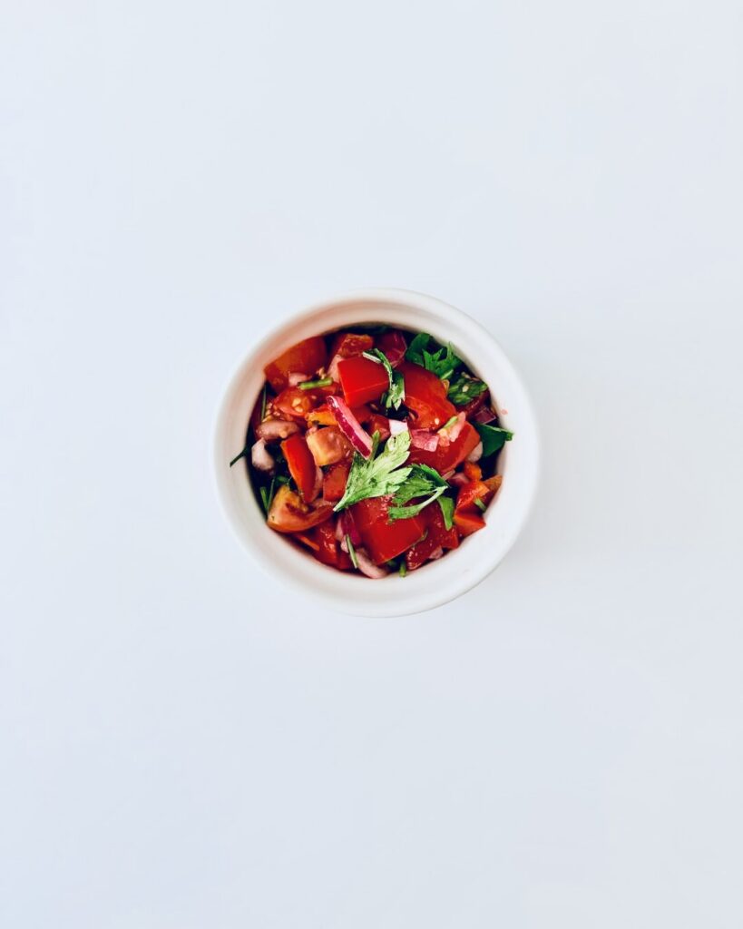 riss házi pico de gallo paradicsomból, lilahagymából, kaliforniai paprikából, korianderrel és lime-mal.