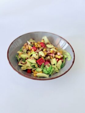 Színes IR-barát beluga lencsesaláta jégsalátával, hámozott kígyóuborkával, kukoricával, kaliforniai paprikával és friss bazsalikommal, citrusos-mustáros öntettel.