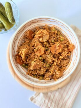 Házi bácskai rizses hús sertéslapockával, basmati rizzsel, zöldborsóval és zöldségekkel, IR-barát egytálétel.