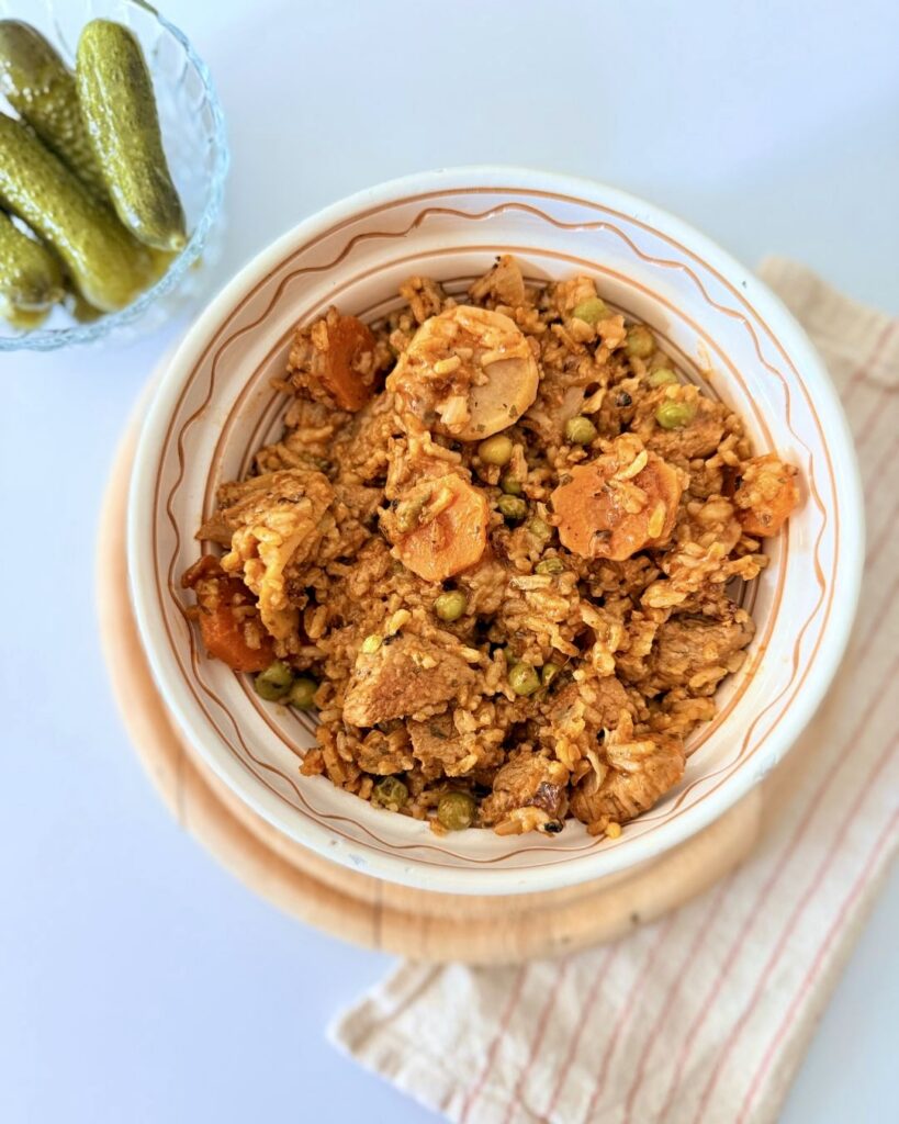 Házi bácskai rizses hús sertéslapockával, basmati rizzsel, zöldborsóval és zöldségekkel, IR-barát egytálétel.