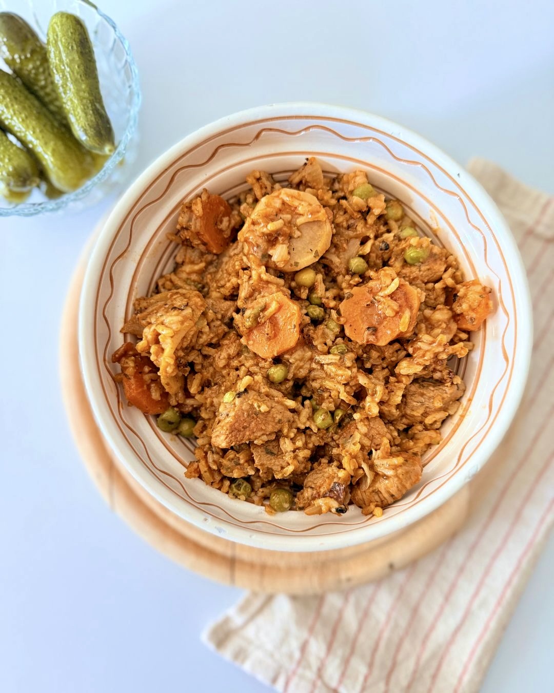 Házi bácskai rizses hús sertéslapockával, basmati rizzsel, zöldborsóval és zöldségekkel, IR-barát egytálétel.
