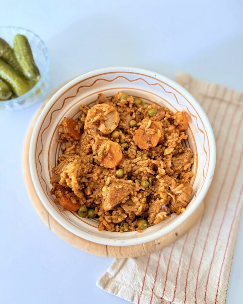 Házi bácskai rizses hús sertéslapockával, basmati rizzsel, zöldborsóval és zöldségekkel, IR-barát egytálétel.