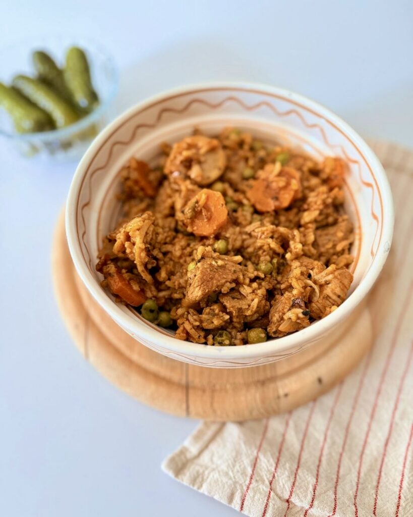 Házi bácskai rizses hús sertéslapockával, basmati rizzsel, zöldborsóval és zöldségekkel, IR-barát egytálétel.